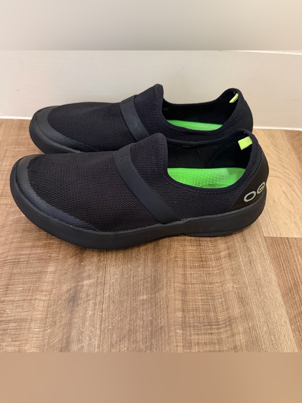 OOFOS OOmg Low Recovery Slip On Shoes Black Green Insole Women’s Size 11 / Men 9